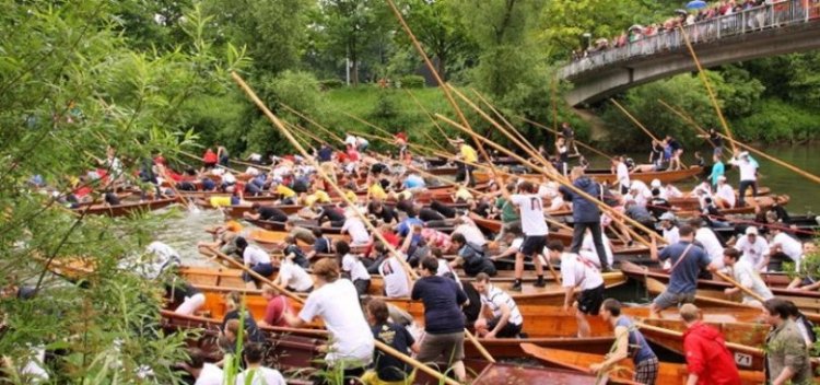 Die Startlinie beim Stocherkahnrennen (stets gut gefüllt)